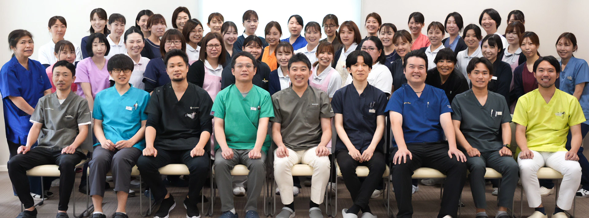 久喜市のいしはた歯科クリニック　スタッフ集合写真